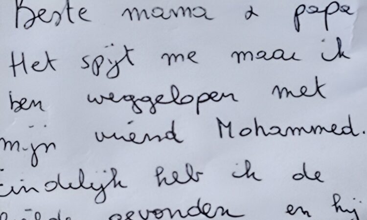 Vader vindt afscheidsbrief van 16-jarige dochter, merkt een interessant detail op in het laatste zinnetje
