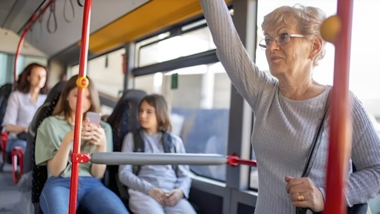 Vrouw boos omdat kinderen hun zitplek in bus niet opgeven voor oudere passagier
