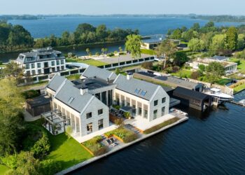 peperdure-villa Even binnengluren: peperdure villa van voormalig Action-topman te koop