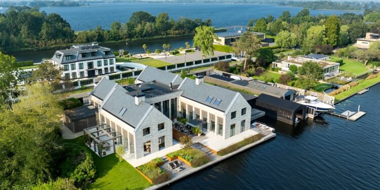 Even binnengluren: peperdure villa van voormalig Action-topman te koop