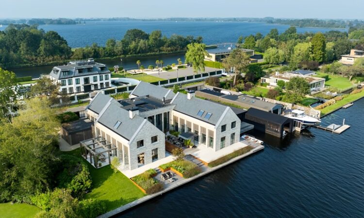 Even binnengluren: peperdure villa van voormalig Action-topman te koop