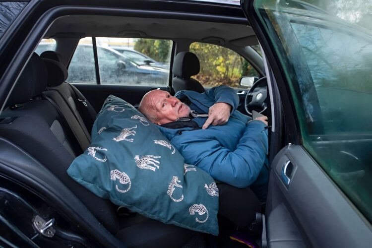 Jan (75) slaapt al jaar in zijn auto in Almelo: ‘Dit trek ik niet langer.’