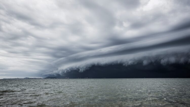 Extra weerbericht: “Het komt recht op ons af, thuisblijven als dat mogelijk is.”