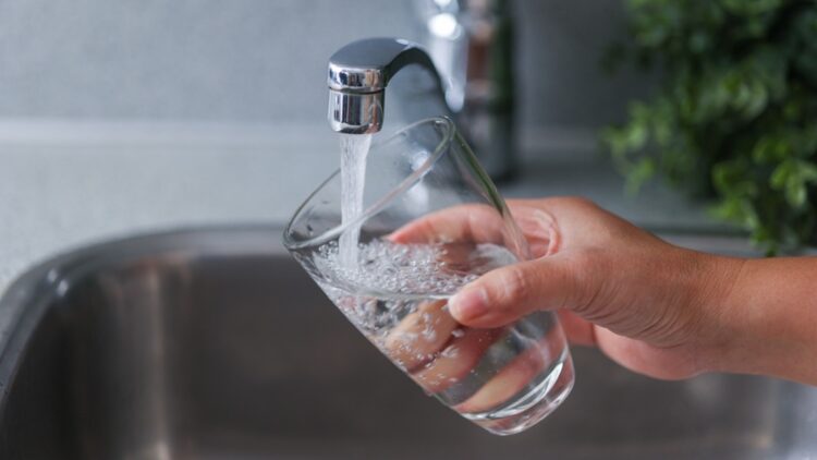 Drinkwaterbedrijven verhogen prijzen fors in 2025: bekijk hoeveel jij betaalt