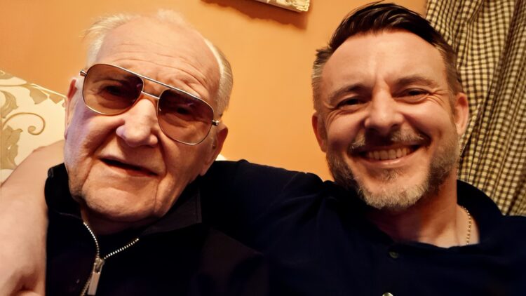 Vader met Alzheimer herkent zijn familie dankzij een slim idee van zijn zoon