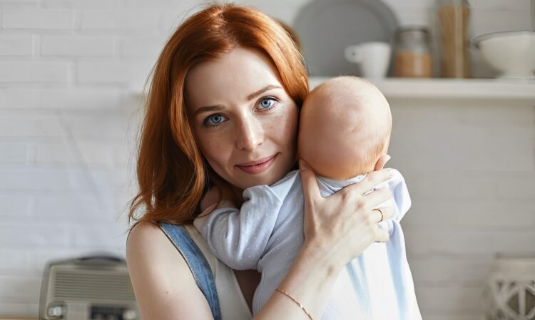 Marloes (29): “Oumaima de verloofde van mijn schoonvader mag onze baby absoluut niet vasthouden.”