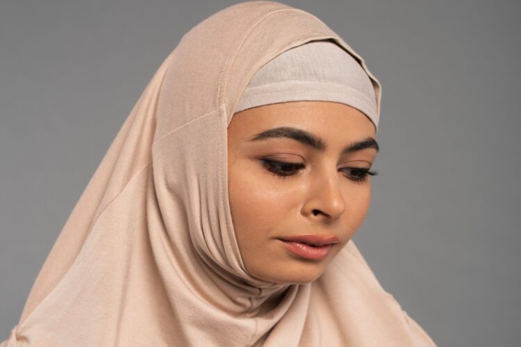 Meriem (32): “Mijn buurvrouw zegt dat ze mijn hoofddoek respecteert, maar noemt het wel niet Nederlands”