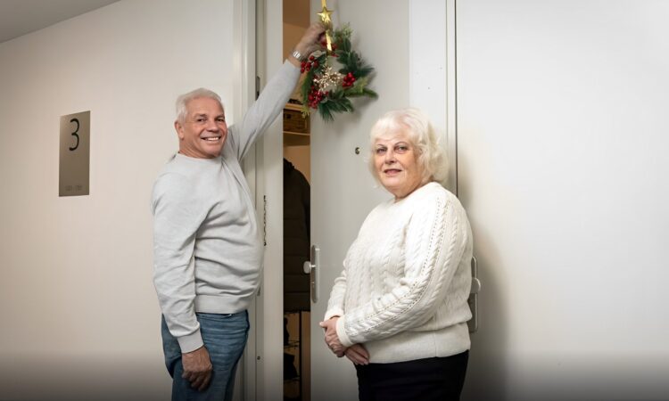 Arie en Wil voelen zich betutteld, hun kerstkrans moet weg van de conciërge