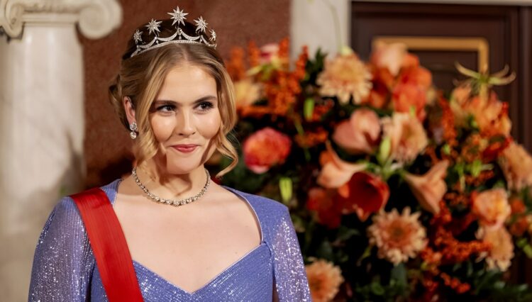 Prinses Amalia heeft een nieuwe vriend: “Gekoppeld door een hele bekende”