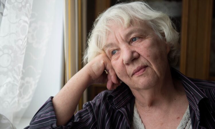 Hilda (82): “Mijn kleinkinderen willen niet op bezoek, ik ruik naar oude mensen”