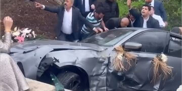 Turks bruiloftstoet loopt uit de hand en beland in de greppel