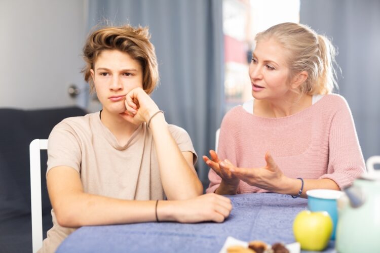 Moeder en stiefdochter hebben knallende ruzie om strenge veganistische regels