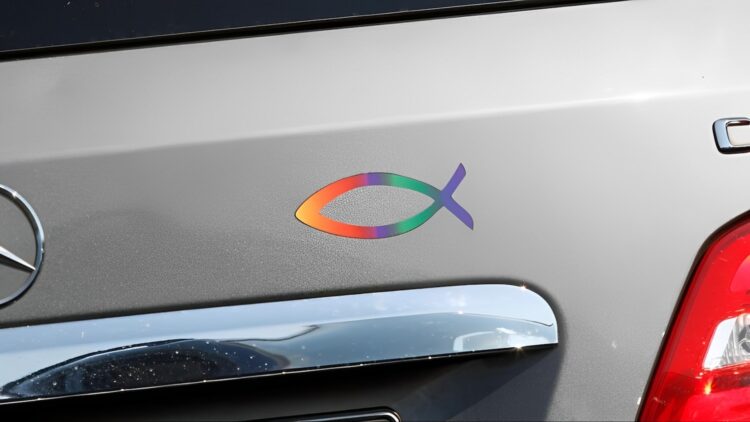 Wat is de betekenis van deze vissticker op een auto..