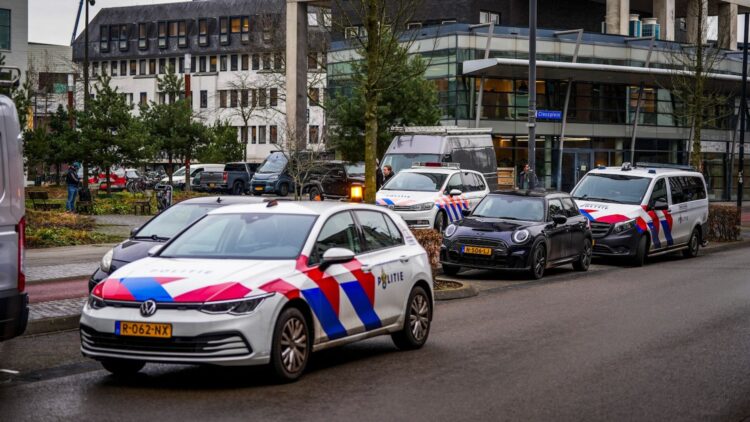 Schokkend incident! Auto rijdt in op mensen: “Klopjacht op de bestuurder”