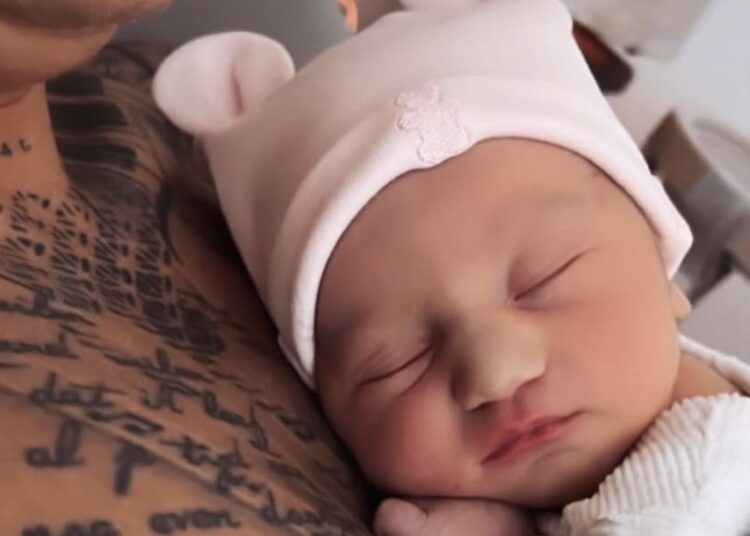 Mart Hoogkamer openhartig over eerste nacht met baby: ‘Ik ben helemaal gesloopt!’