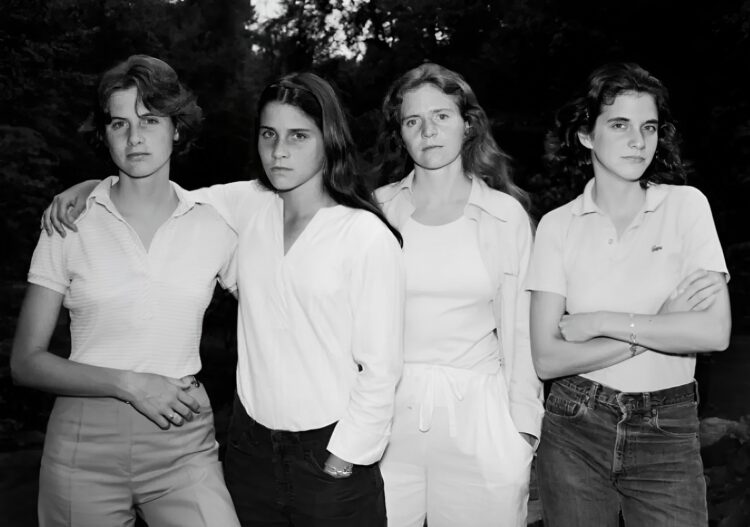 4 zussen namen 40 jaar lang dezelfde foto. Probeer niet te huilen wanneer je de laatste ziet