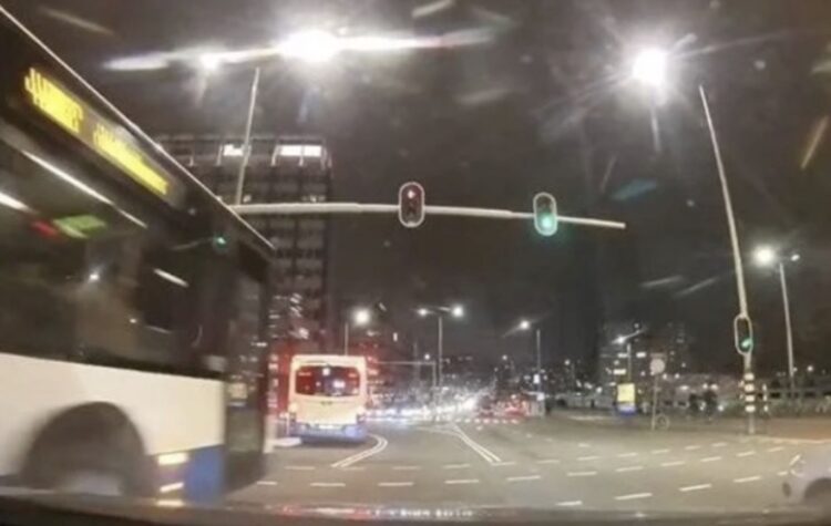 Buschauffeur haalt levensgevaarlijke manoeuvre uit: “Dit kan echt niet!”