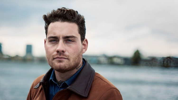 Douwe Bob schrijft emotioneel lied voor stilgeboren zoontje Gabriël: ‘Angel Child’