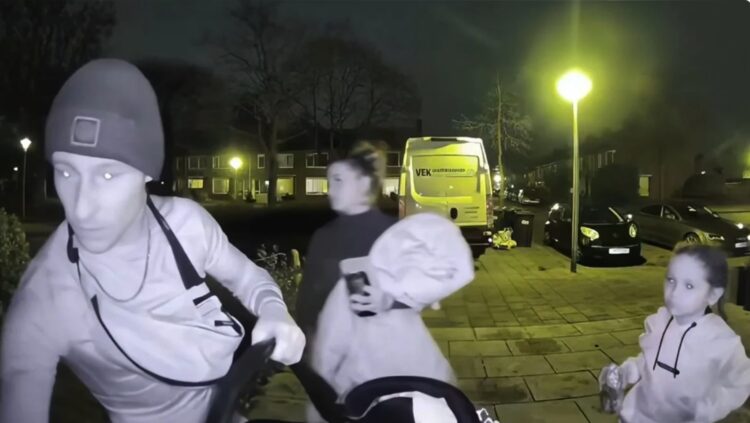 Hele familie in paniek als ze zien wat er met hun auto gebeurt als ze bij de voordeur staan (video)
