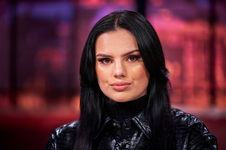 Famke Louise kláár met kritiek zoontje: ‘Waar bemoei je je mee?!’