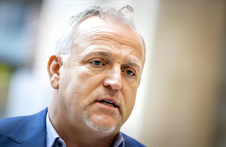 Gordon is woedend op Emirates personeel: “Gordijntjes voor de ogen, werkelijk!”