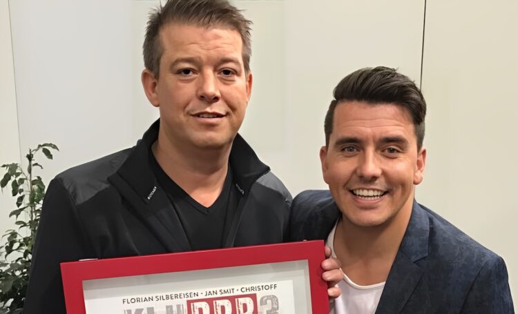 Manager Jan Smit trekt jongetje van fiets en deelt hem een paar tikken uit