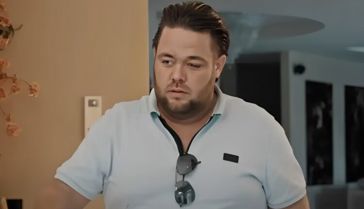 Graatmagere Mark Gillis laat zien hoe dun hij nu geworden is: “Had niemand verwacht.”