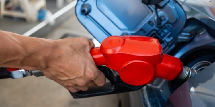 Tanken wordt wéér fors duurder: ‘Dit betaal je straks aan de pomp’