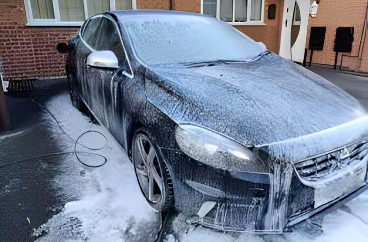 Let op: zo hoog is de boete als je jouw auto op straat of op de oprit wast