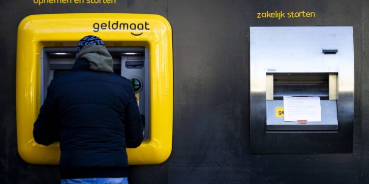 Nieuwe aanpak: Uitkeringen gaan drastisch omlaag