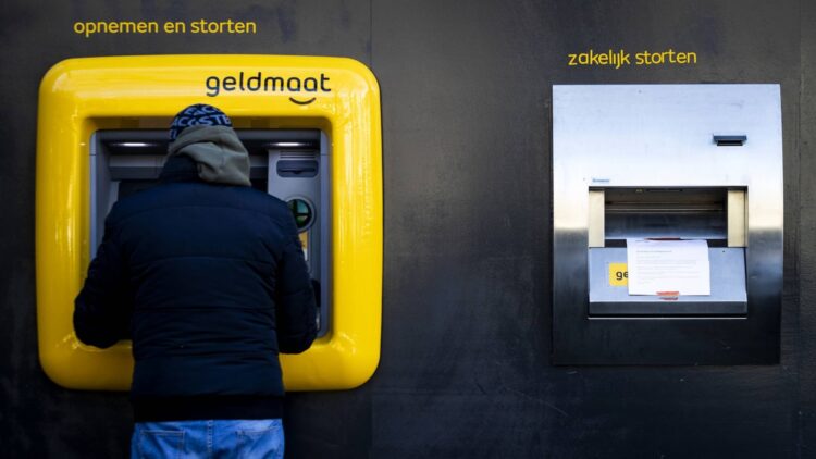 Nieuwe aanpak: Uitkeringen gaan drastisch omlaag