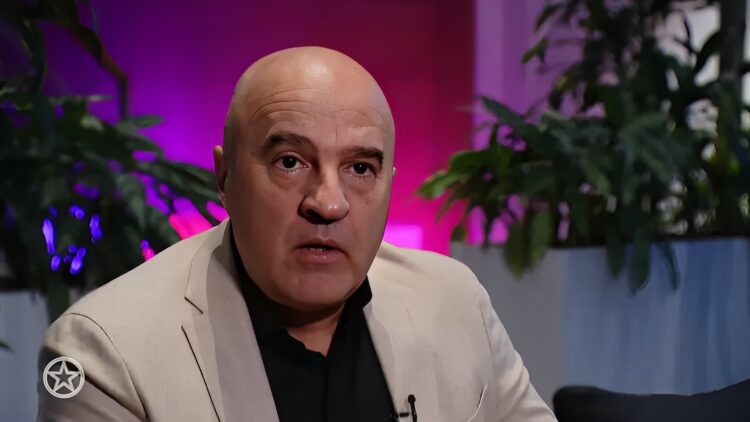 Journalist onthult: ‘John van den Heuvel helpt moordenaar Joran van der Sloot’