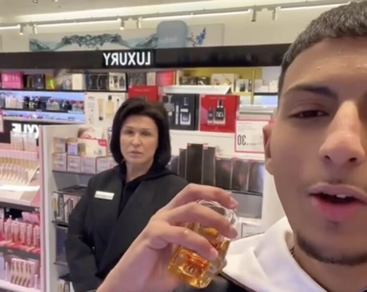 Parfumeriemedewerker kijkt machteloos toe hoe asielzoeker haar uitdaagt en elk duur geurtje leegspuit op zichzelf
