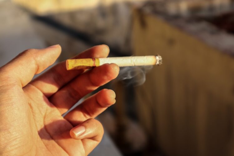 Jamilla kan moeilijk rondkomen: “De voedselbank moet ook sigaretten verstrekken”