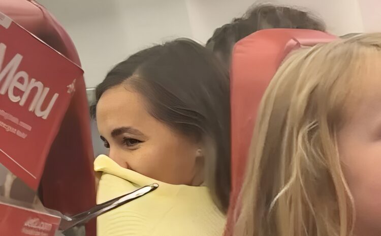 Iemand laat een scheet in het vliegtuig en dat gaat niet helemaal lekker