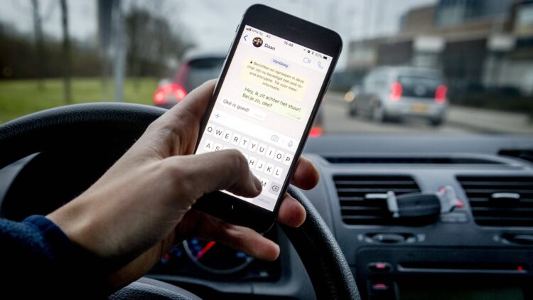 Zo werkt nieuwe flitser tegen telefoongebruik achter het stuur, en zo hoog is de boete