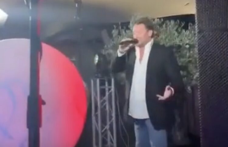 Echtpaar betaalt 12.000 euro om Tino Martin te laten optreden bij hun 25-jarig jubileum, maar zijn optreden viel wel erg tegen