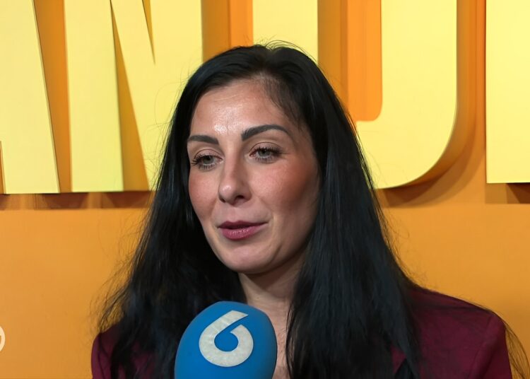 Zuurpruim WVL-Antine reageert gepikeerd op kersverse relatie Mike en Denise