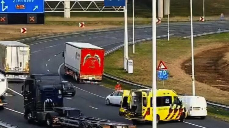 Hufters rijden gewoon langs ambulance alsof er niks aan de hand is