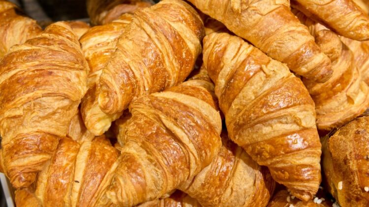 Om deze reden kun je beter croissantjes in de supermarkt kopen dan bij de bakker