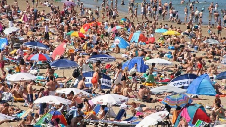 Nederlanders schrikken zich rot: zoveel gaat een dagje strand kosten – ‘Dit is absurd!’