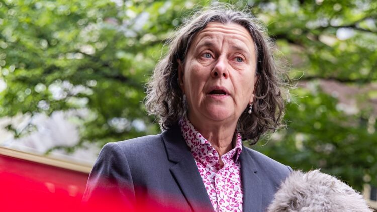 Minister Faber verspreidt in flyers azc’s en is bikkelhard: “Flyertekst zorgt voor verdeeldheid in Nederland.”