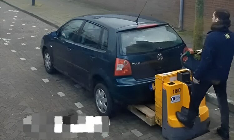 Supermarktmedewerkers zijn foutparkeerders helemaal zat en besluiten de auto zelf te verplaatsen