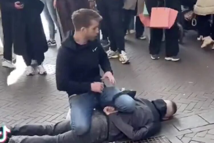 Deze held arresteerde de dader op de Dam met zijn eigen handen totdat de politie er was