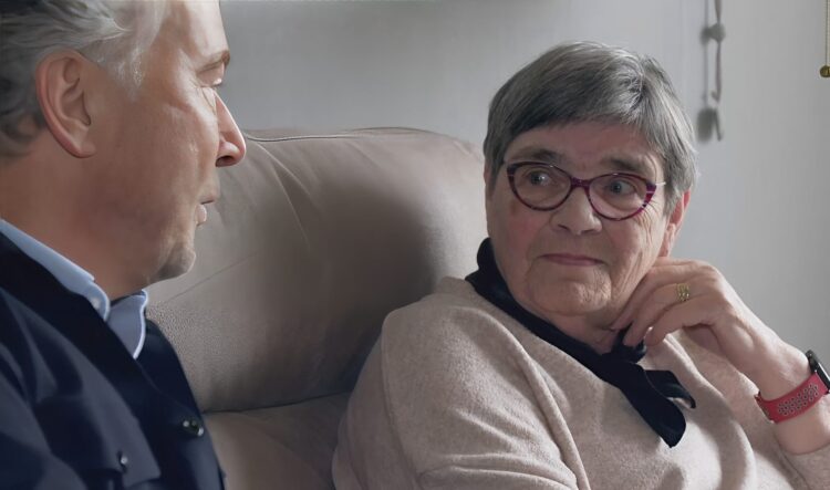 Het Familiediner-kijker gaan helemaal los koppige oma Annie en zeggen allemaal hetzelfde