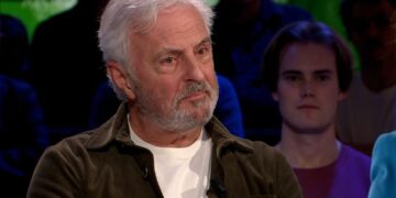 Geëmotioneerd Huub Stapel huilend na schokkende onthulling: ‘Was NSB’er’