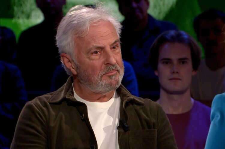 Geëmotioneerd Huub Stapel huilend na schokkende onthulling: ‘Was NSB’er’