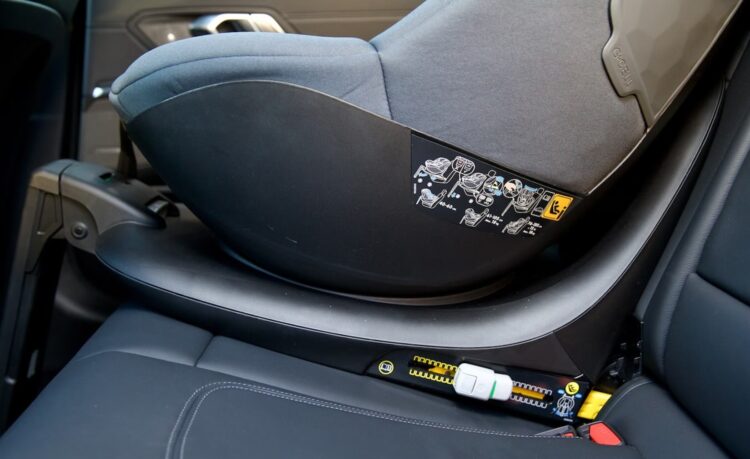 Consumentenbond waarschuwt: Kinderstoeltje met universele Isofix-adapter blijkt levensgevaarlijk