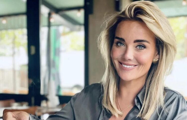 Oeps! Monique Westenberg laat zien wat er onder haar strakke jurk zit met een bikinifoto