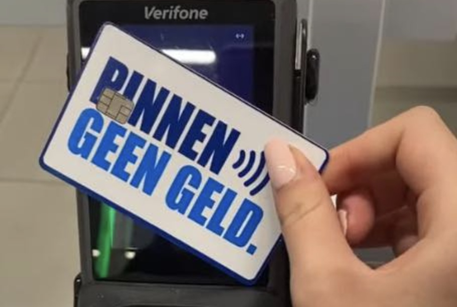 Zes bekende winkelketens stoppen per direct met contant geld: “Je moet er maar aan wennen”